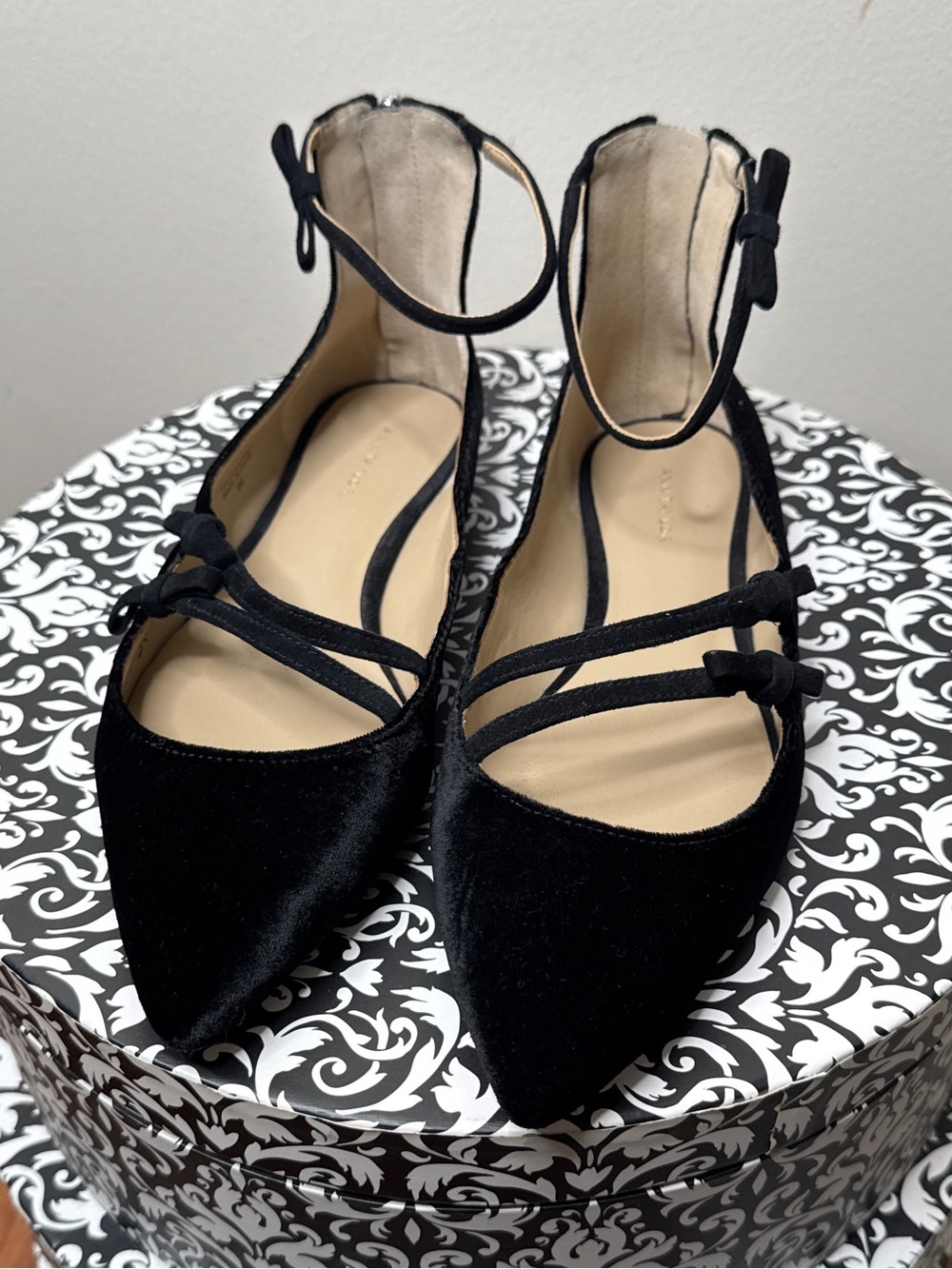 Ann Taylor Black Velvet Bow Pointy Toe Dress Shoe Flats Size 8